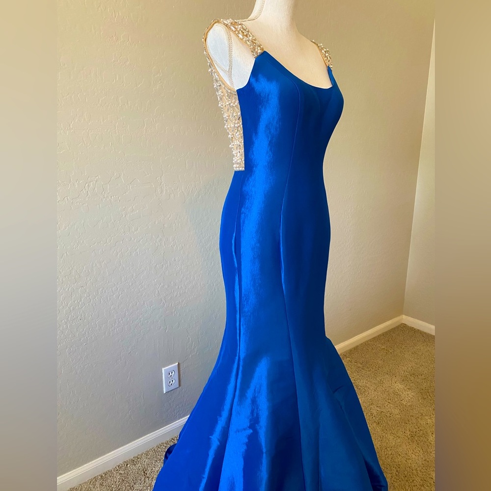 BRAND: Mac Duggal   SIZE:4   COLOR: Sapphire ORIGIN PRICE:$498.  HEIGHT: 4.75 ft